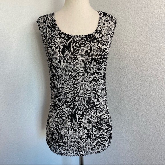 NWOT Black White Floral Design Crinkle Stretch Pleat Fabric by Elementz Size M - Picture 1 of 8